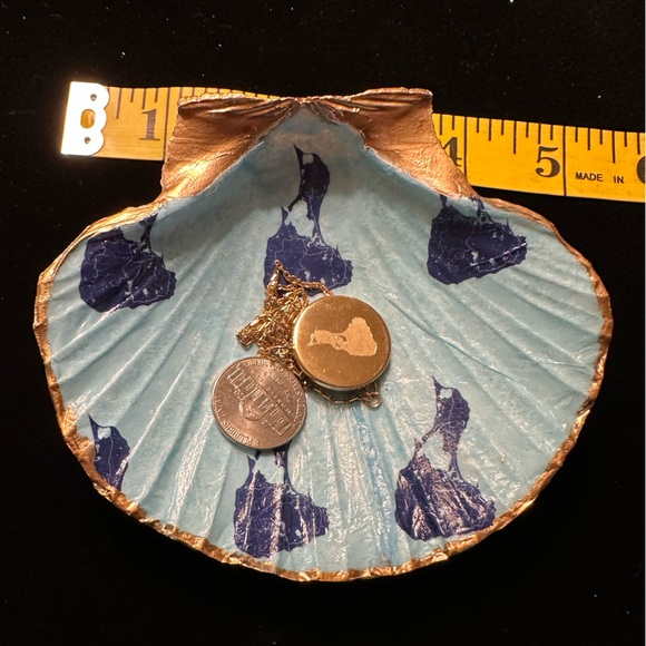 Hand crafted decopauged scallop shell dish with custom Block Island print. - Picture 1 of 5